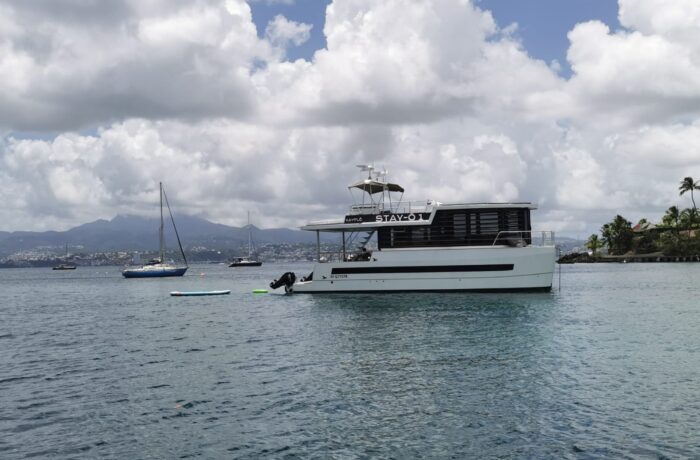 La casa flotante STAY-Ô en alquiler por temporada en Anse Mitan (TROIS-ILETS) Le STAY-Ô au mouillage à l'Anse Mitan, avec annexe électrique et paddle